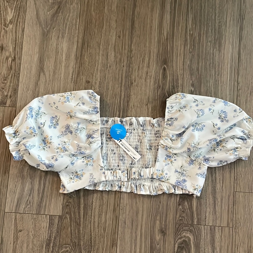 Floral CupShe cropped top with shirring back.